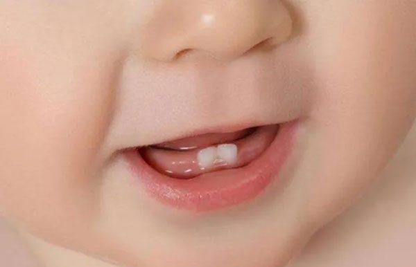 澳门54岁助孕男孩：是否有一种迷信，认为女孩会先长出下牙？
